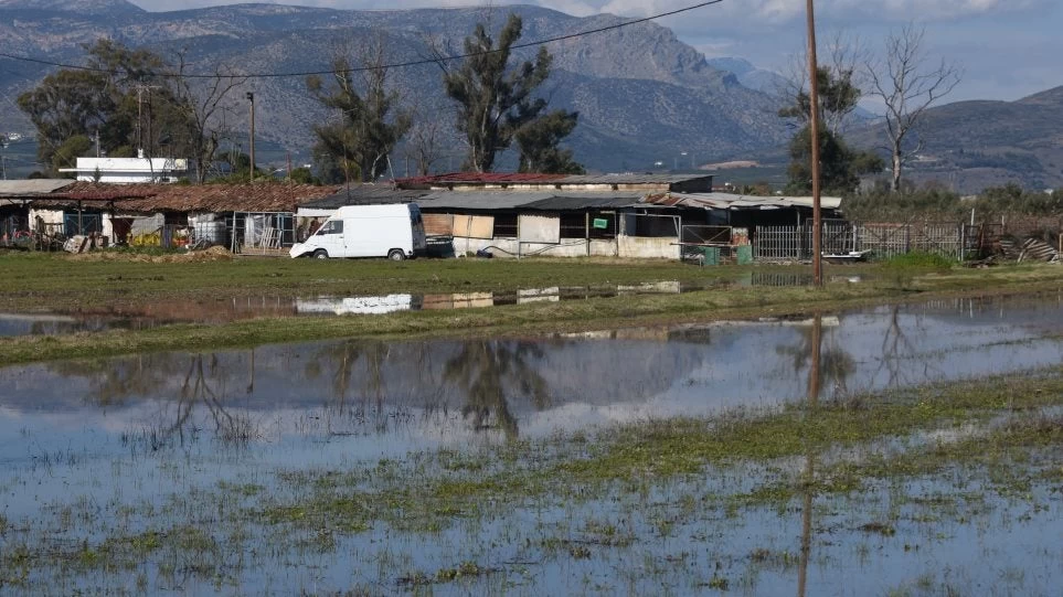 «Φοίβος»: Κατολισθήσεις, πλημμύρες και αποκλεισμένα χωριά από την επέλαση της κακοκαιρίας (βίντεο)